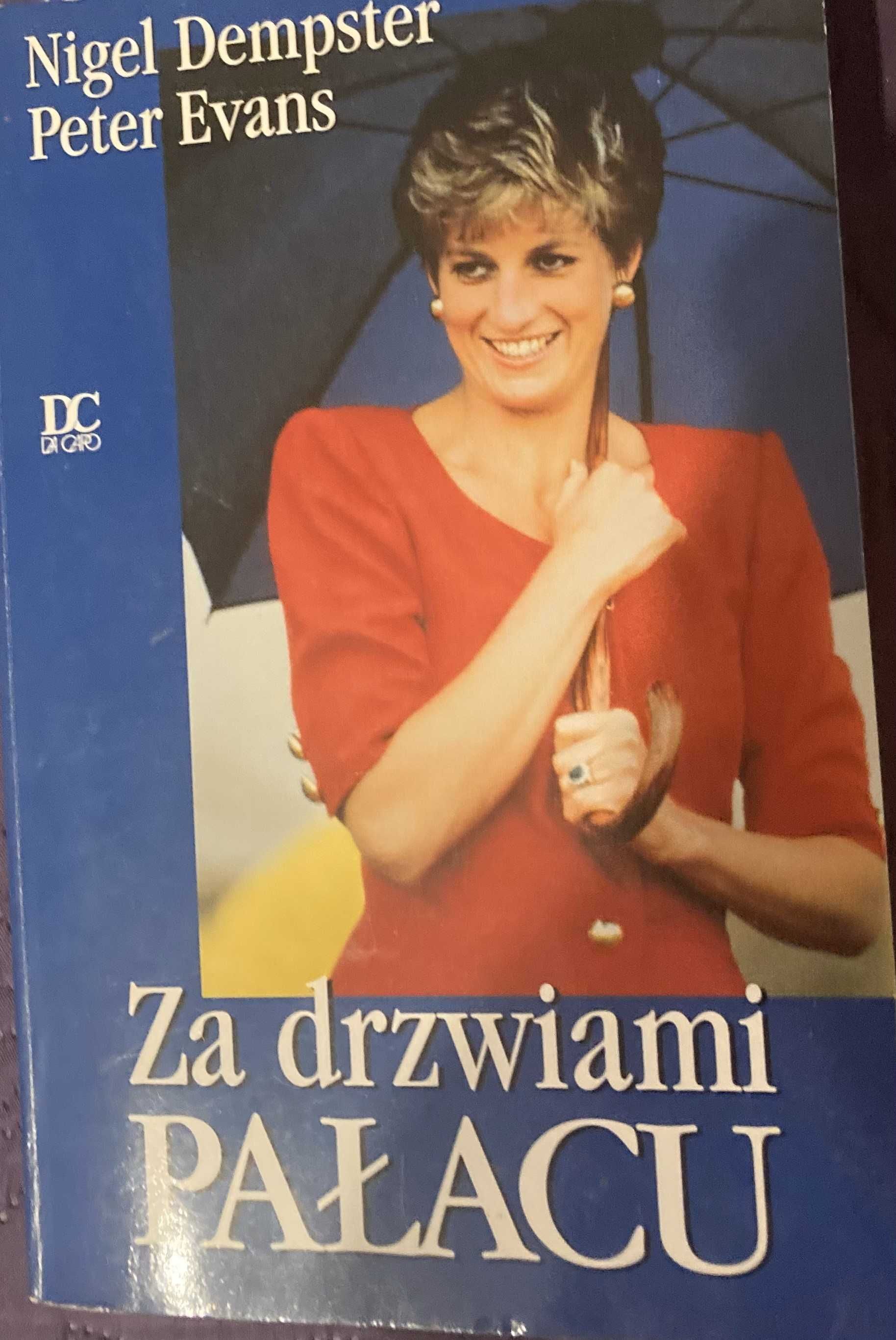 Za drzwiami pałacu