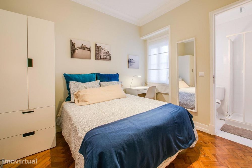 142056 - Quarto com cama de casal, com casa de...