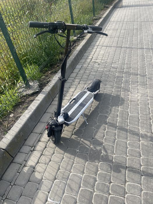 Електро самокат їде 30+