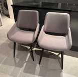2 grey dining table chairs (cadeiras de mesa de jantar)