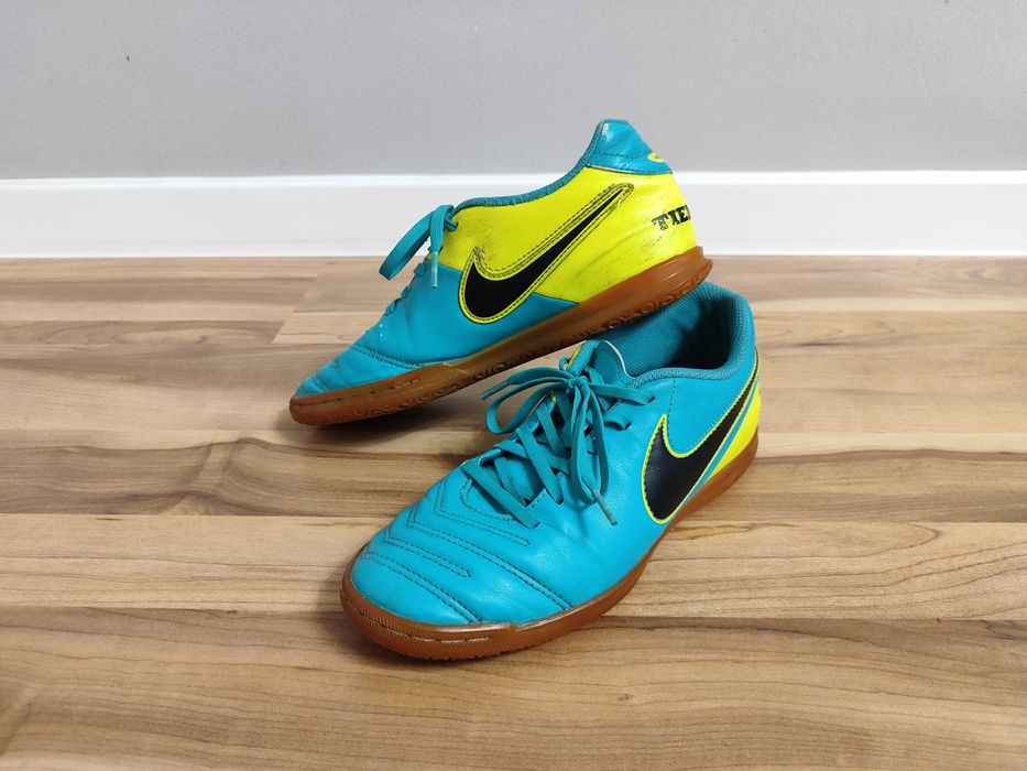 Buty do piłki nożnej halówki NIKE Tiempo Rio III rozmiar 39