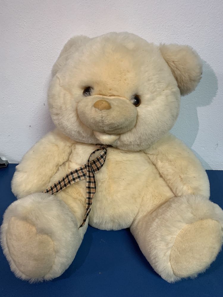 Urso de peluche cor beje.