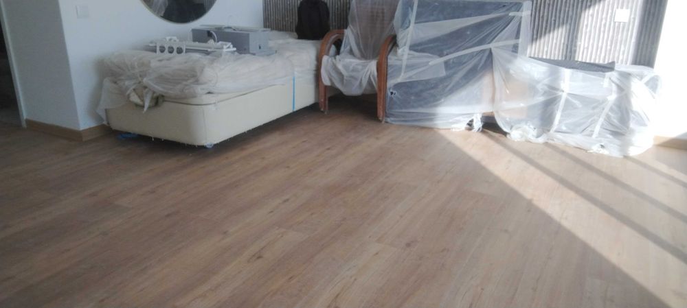 Colocação de chão flutuante e de vinil