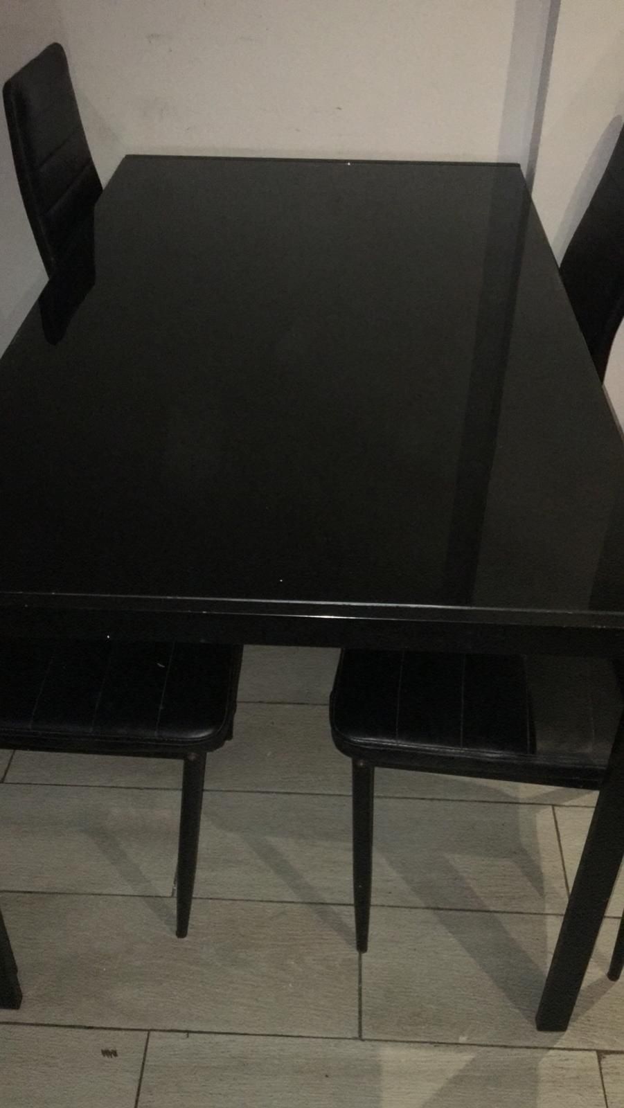 mesa de vidro preta com 4 cadeiras