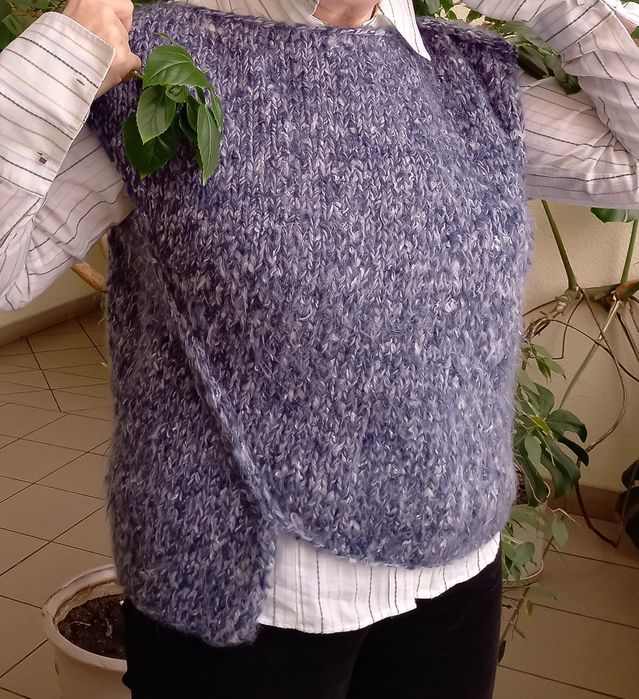 Жіноча сучасна тепла в'язана жилетка