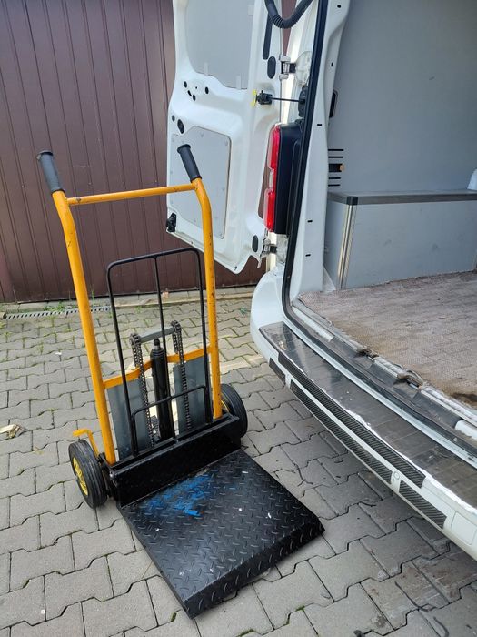 Wozek reczny z podnosnikiem chydraulicznym.