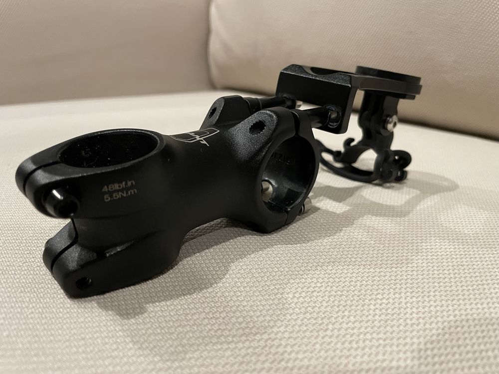 Mostek rowerowy 28,6mm Giant 60 mm z uchwytem na Garmin i oświetlenie