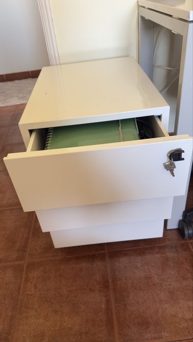 Gavetario de arrumação com chaves