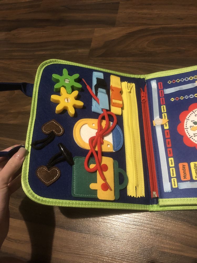 Książka tablica manipulacyjna edukacyjna rozwój motoryki montessori