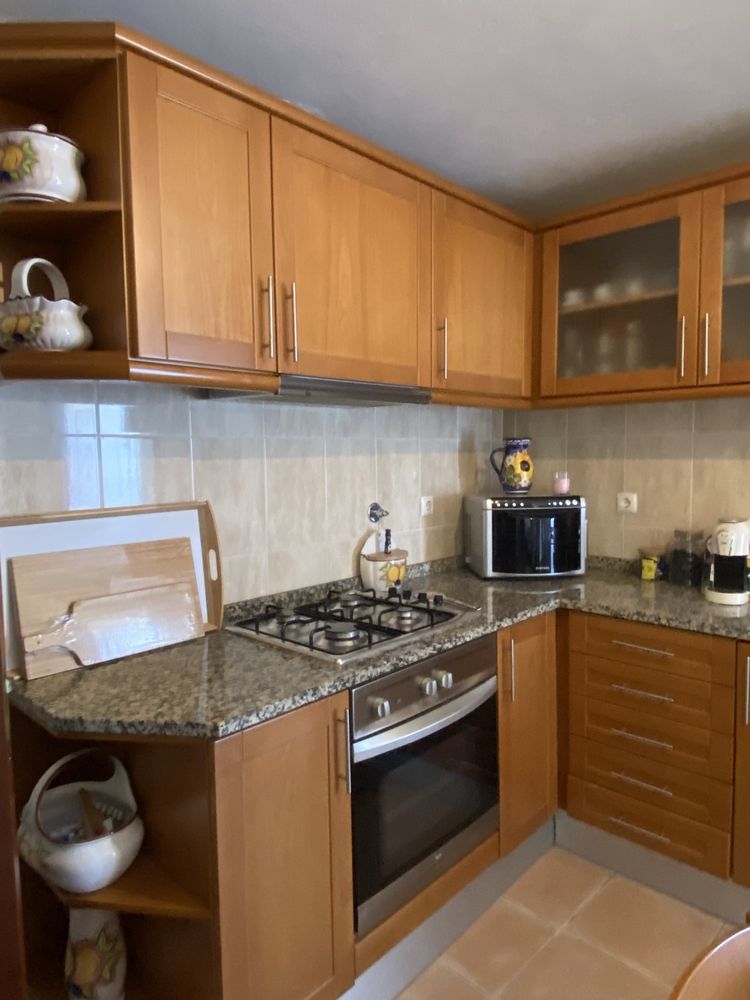 Cozinha equipada (moveis, eletrodomesticos, mesa e cadeiras)