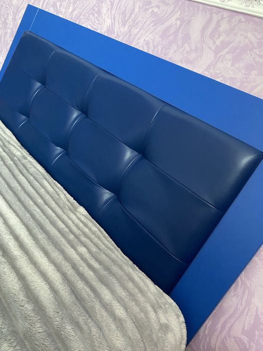 Меблі в кімнату для хлопчика:шафа купе, ліжко з матрасом, тумбочка.