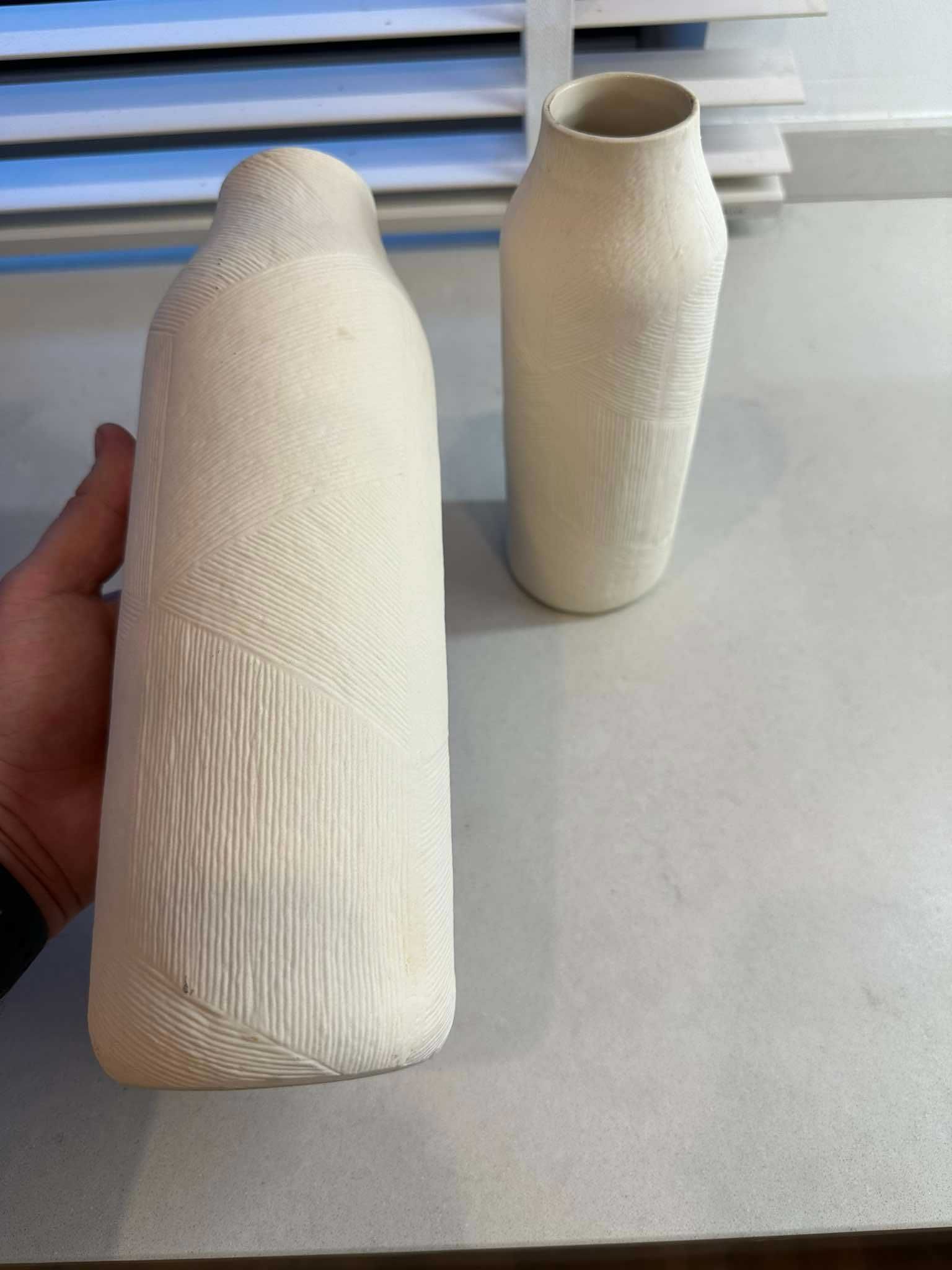 Komplet 2 ceramicznych wazonów z wypukłym wzorem - zara home