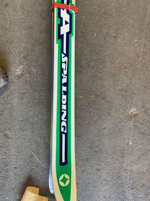 Skis de pista com fixação