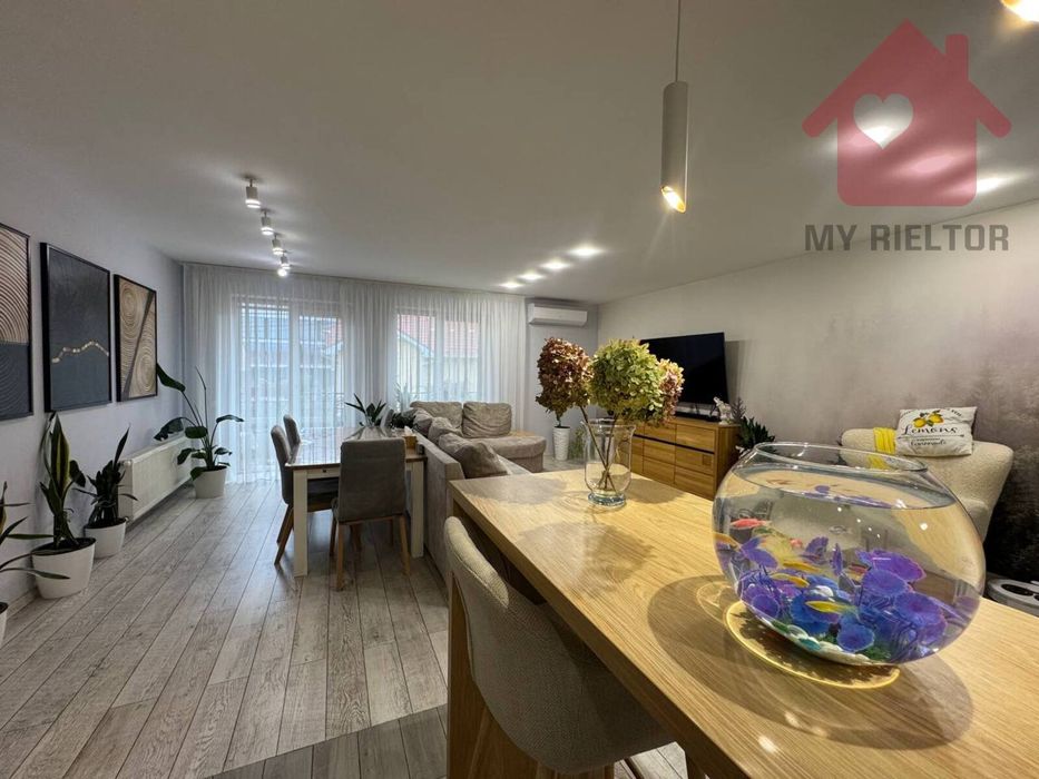 Сучасний будинок з сонячними панелями та гаражем у новому районі.