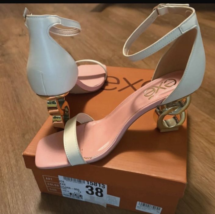 Sandálias exé em pele novas
