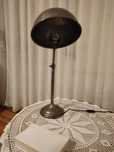Metalowa lampa biurkowa