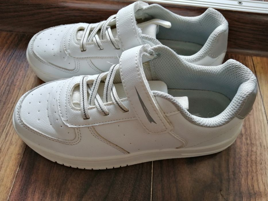 Adidasy buty sportowe białe idealne do garnituru