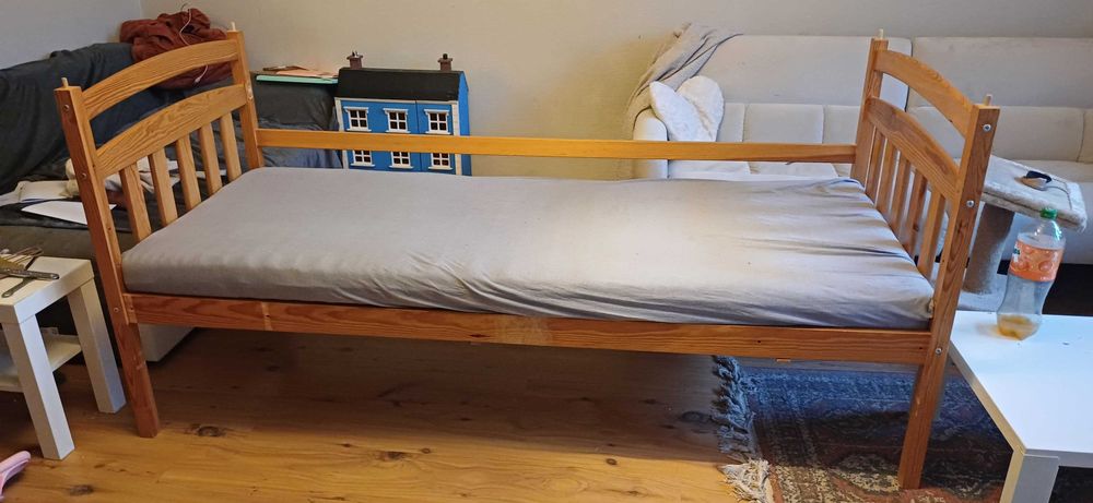 łóżko jednosobowe z materacem