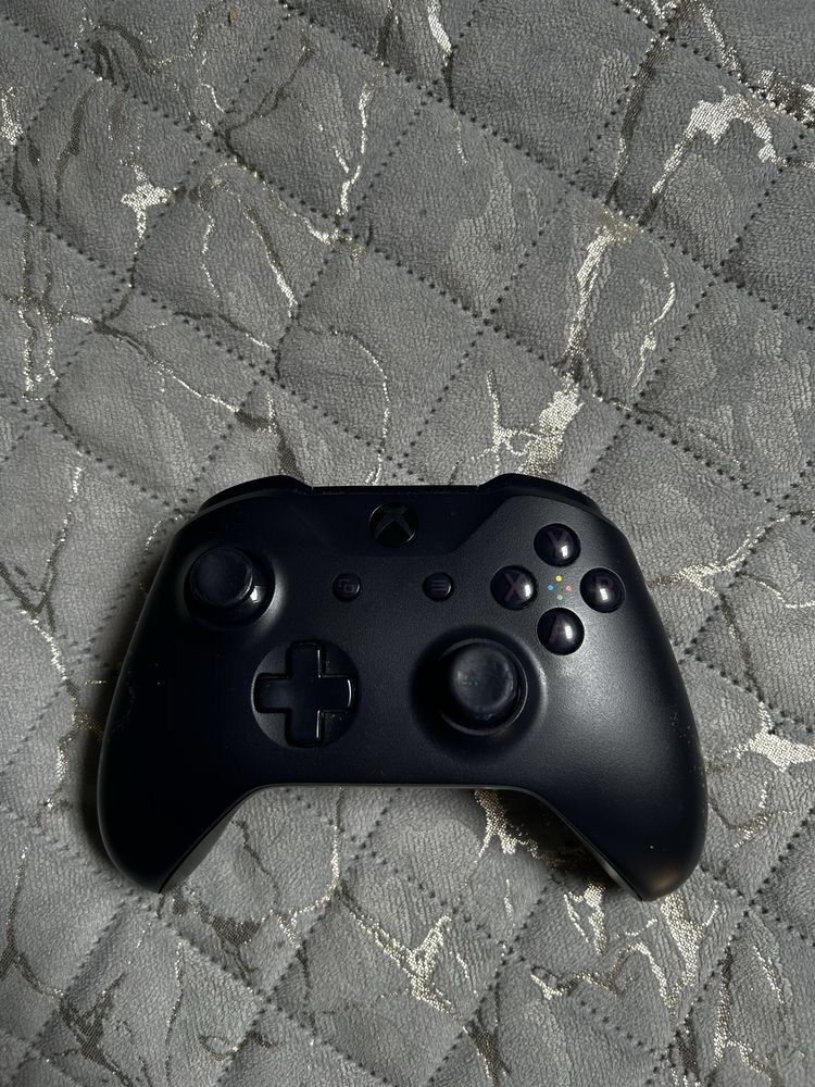 Konsola XBOX One X z grami