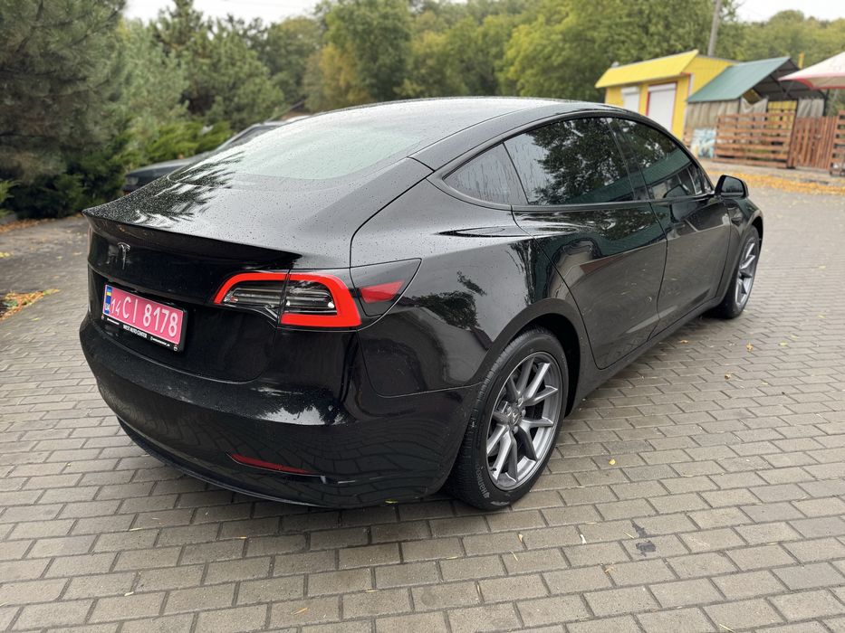 Tesla model 3 2023 рік