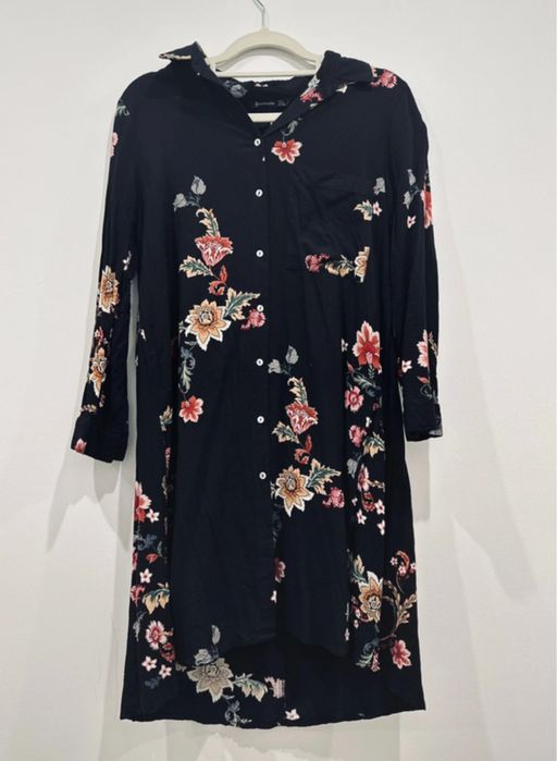 Czarna Sukienka W Kolorowe Kwiaty Luźniejsza Stradivarius S/M