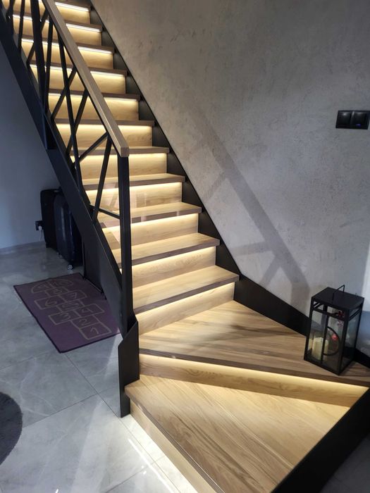 Schody samonośne na konstrukcji metalowej