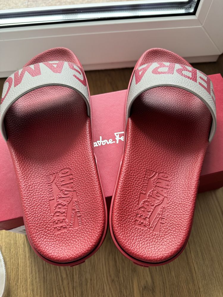 FERRAGAMO резинові шльопки