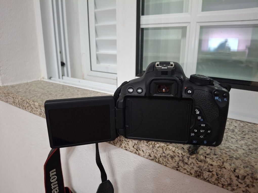Canon 700D + Lente 18-135mm + Mochila