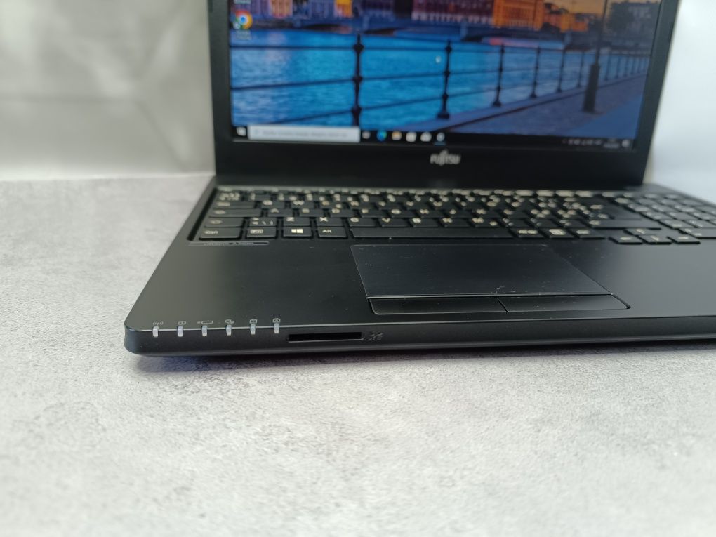 Ноутбук Fujitsu LIFEBOOK A555/i3-5005U/8/256/15.6"/HD/Гарантія 9м.