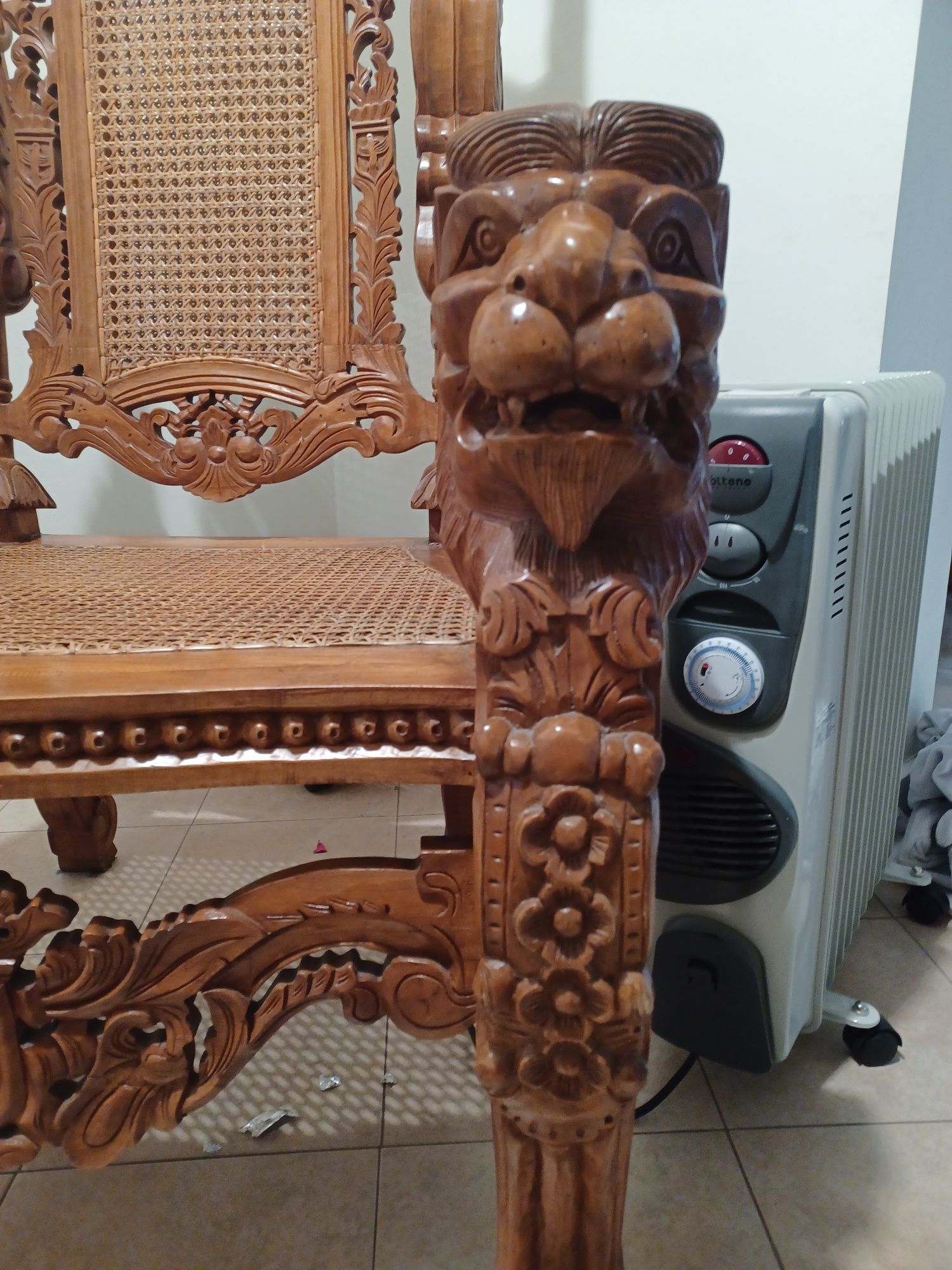 Fotel antyczny z Wyspy Bali