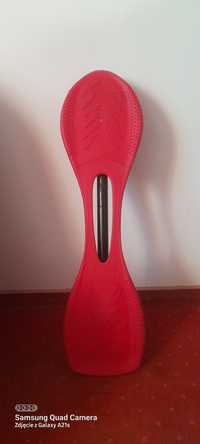 Czerwona deskorolka waveboard