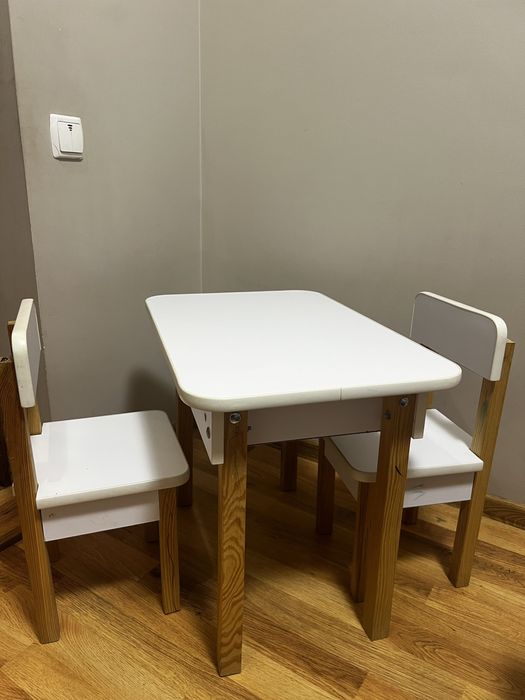 Столик з кріслами для дитини