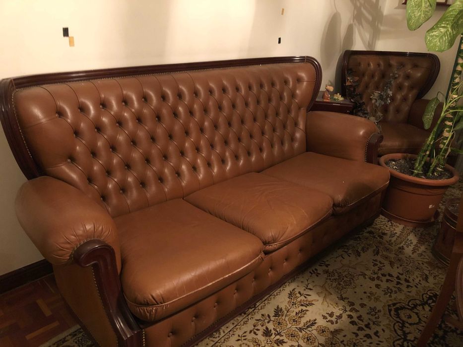 Conjunto de três sofás em pele.