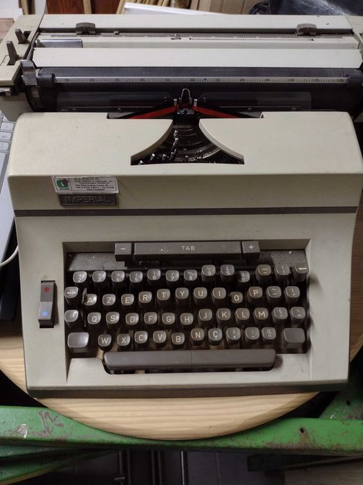 Vendo maquina de escrever Imperial em bom estado geral
