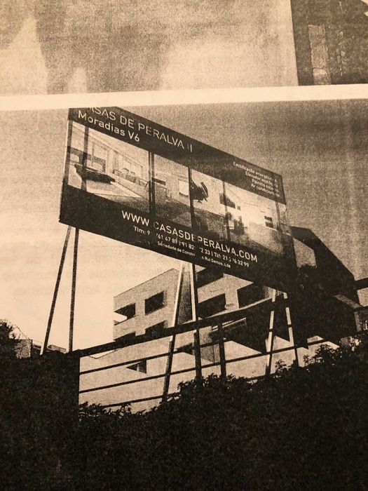 Estrutura em tubo de ferro "FACAR" para efeitos publicitários.