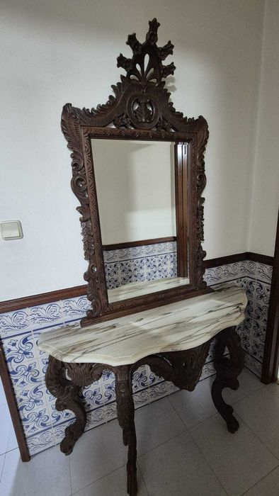 Credência antiga com espelho e tampo em mármore.