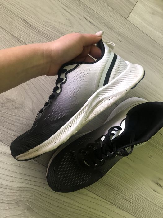 Кросівки на весну