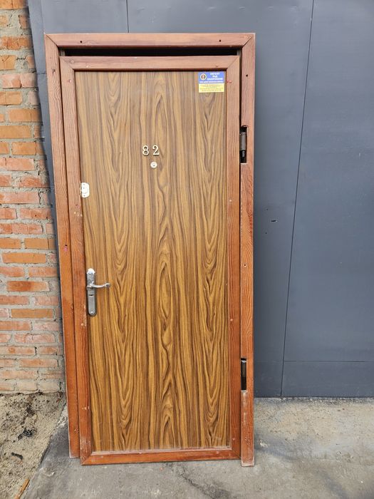 Двері вхідні б.у металопластикові двері вікна мііжкімнатні