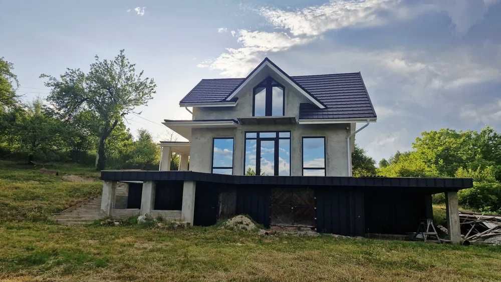 Продаж будинку з великою земельною ділянкою