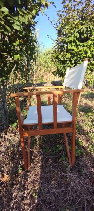 2 cadeiras de realizados de madeira e tecido