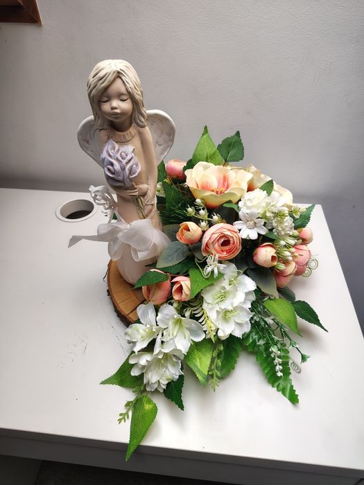 Stroik na grób z aniołem, kompozycja nagrobna na plastrze drewna