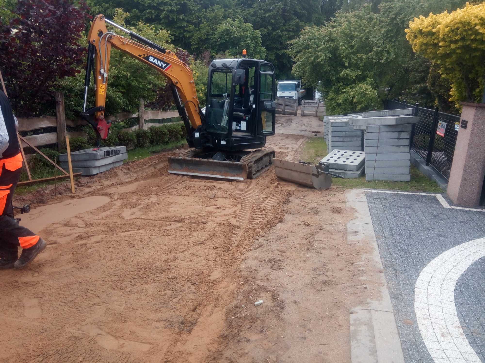 Układanie płyt JUMBO Prace Ziemne, Wyburzanie