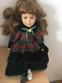 Stara lalka w szkockim stroju