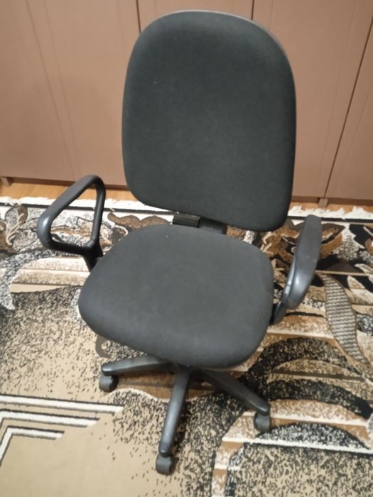 Продам крісло є два