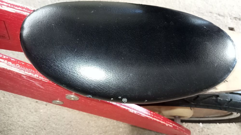 Bicicleta antiga de madeira para criança