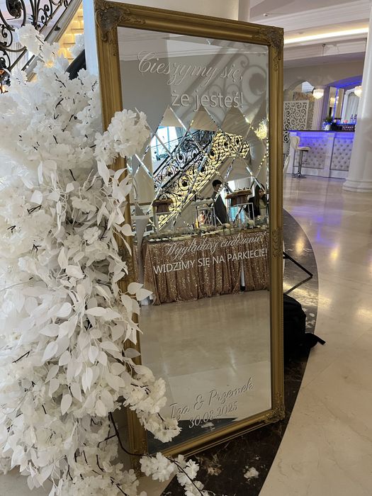 Wynajem wolnostojacego lustra do zdjęć selfie personalizowane napisy