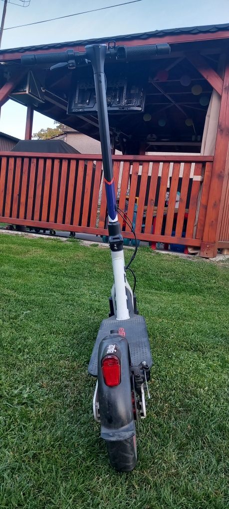 Hulajnoga elektryczna Aprilia eSRZ