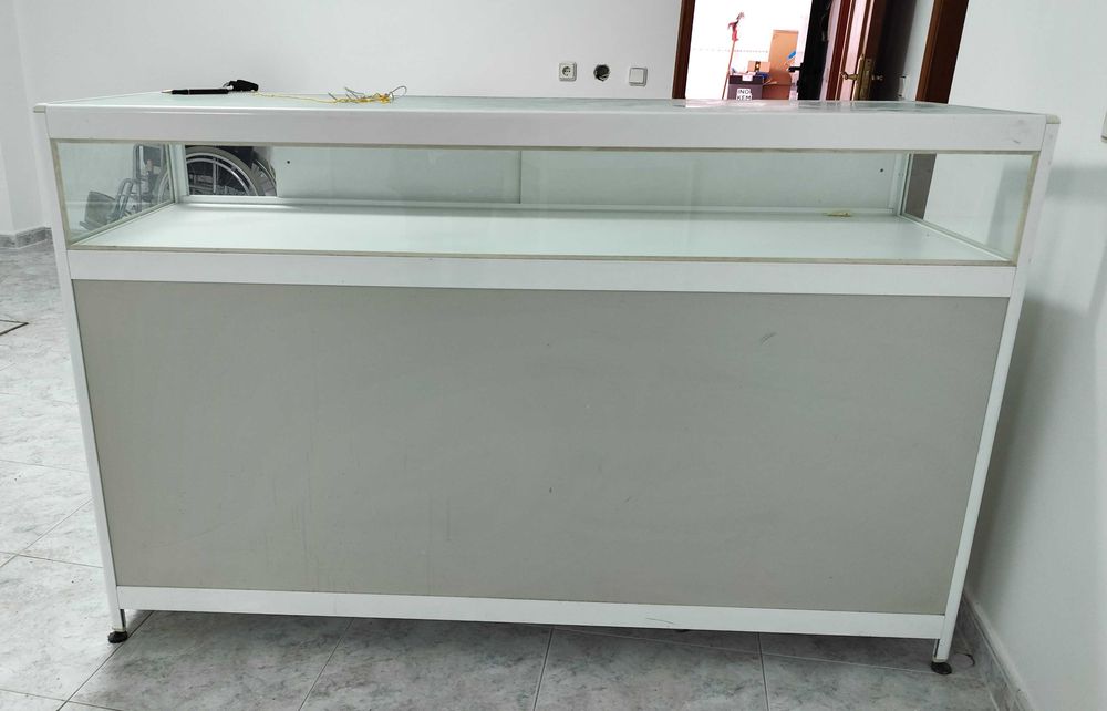 Conjunto de 2 Balcões com vitrine superior, usados