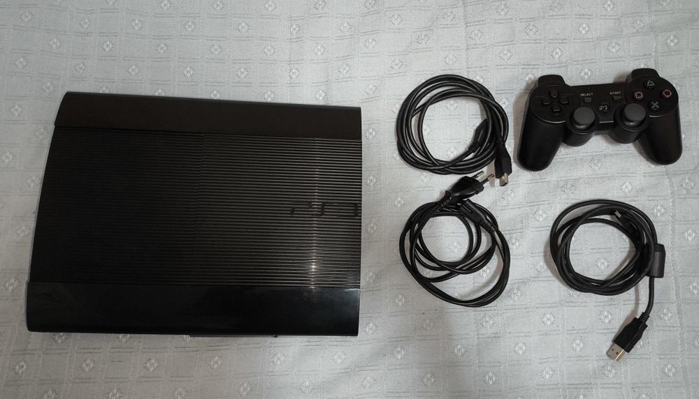 PS3 Super Slim 250GB desbloqueada + comando + cabos