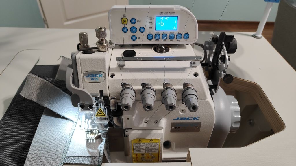 Owerlok Jack automat do średnich i ciężkich materiałów